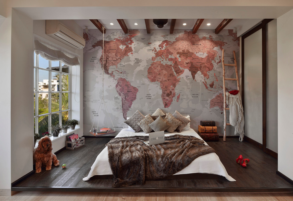 Стильный дизайн: спальня в стиле фьюжн с разноцветными стенами, темным паркетным полом, коричневым полом и акцентной стеной - последний тренд