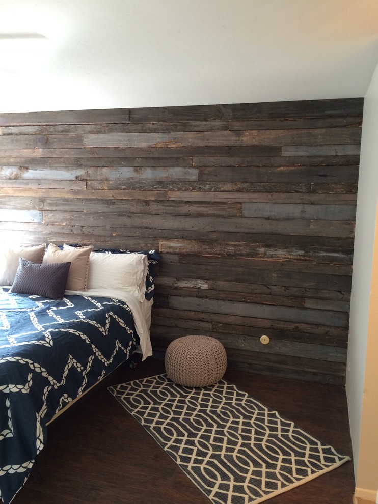 Источник вдохновения для домашнего уюта: хозяйская спальня среднего размера в морском стиле с серыми стенами и темным паркетным полом