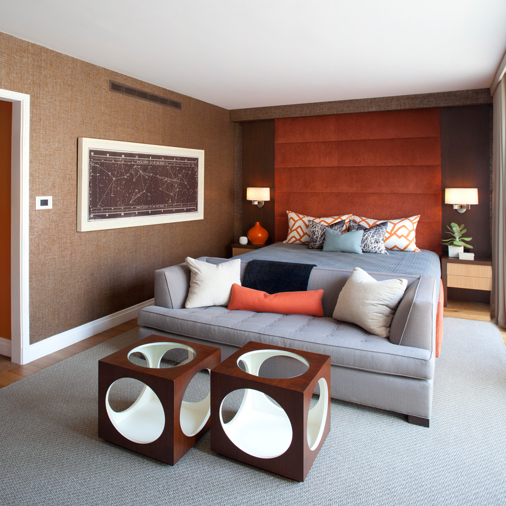 Aménagement d'une chambre contemporaine avec un mur marron.