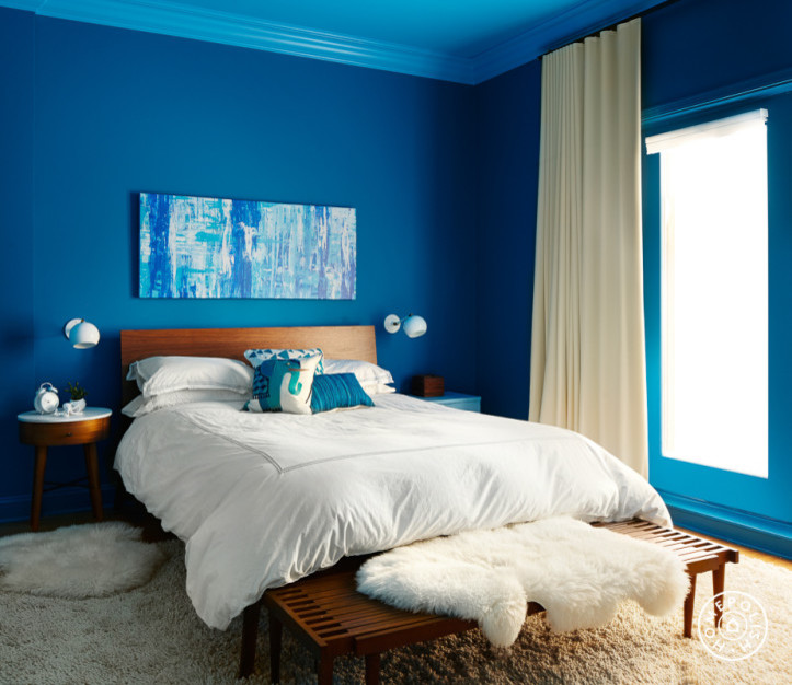 Ejemplo de dormitorio principal vintage de tamaño medio con paredes azules y moqueta