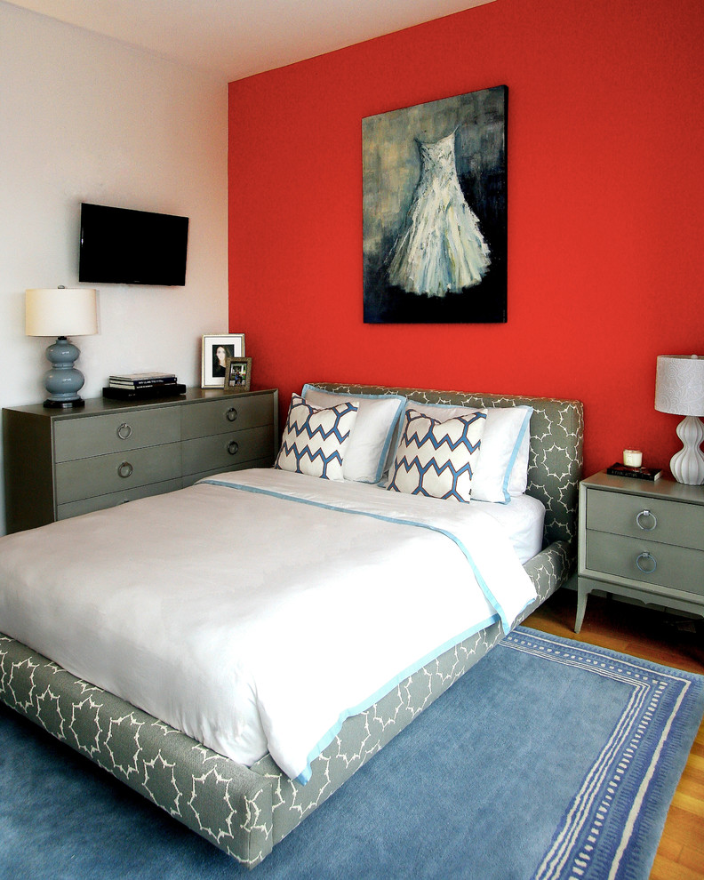 Пример оригинального дизайна: маленькая гостевая спальня (комната для гостей) в современном стиле с оранжевыми стенами и паркетным полом среднего тона без камина для на участке и в саду