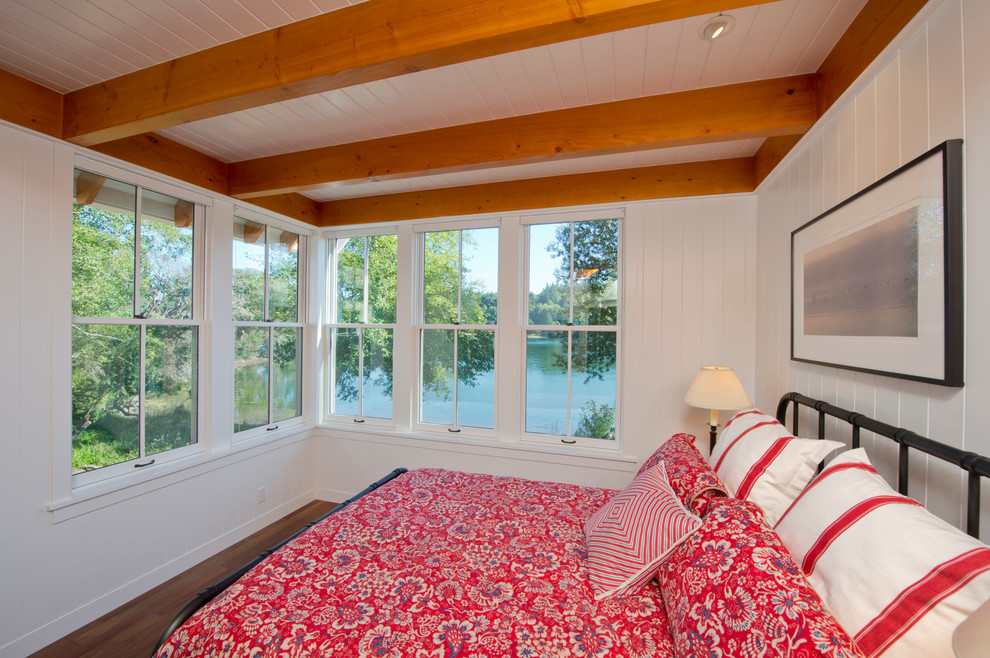 Imagen de dormitorio de estilo de casa de campo con paredes blancas
