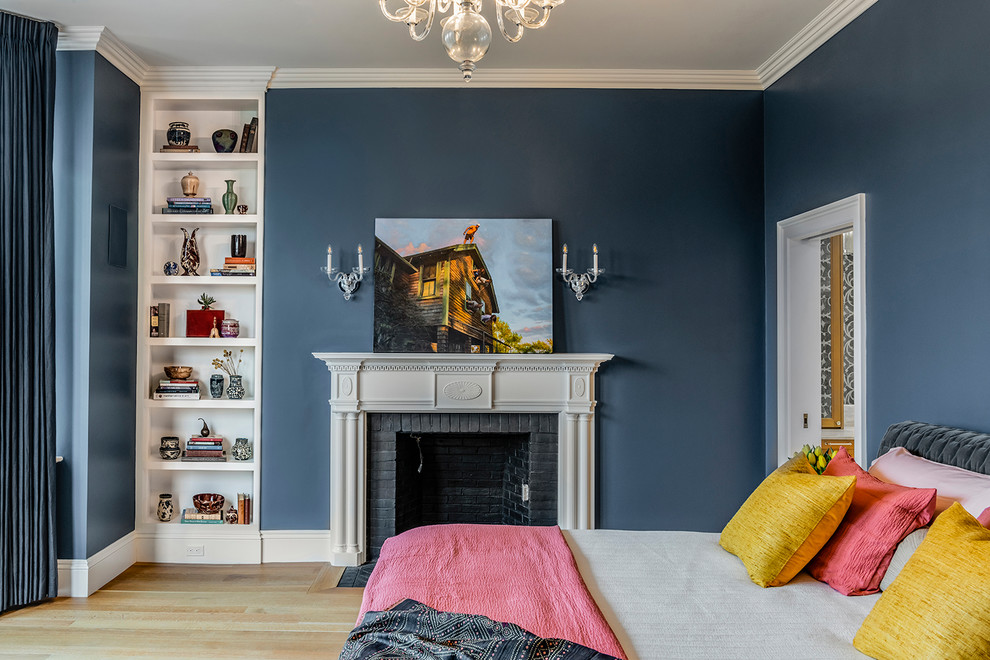 Inspiration för ett vintage sovrum, med blå väggar, ljust trägolv, en standard öppen spis, en spiselkrans i tegelsten och beiget golv