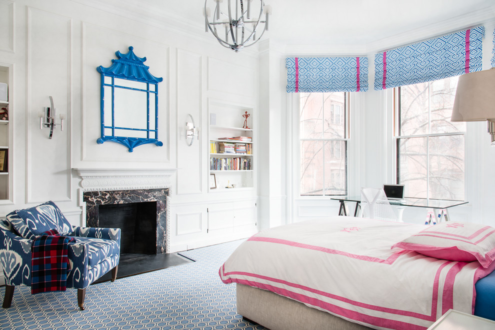 Mittelgroßes Klassisches Schlafzimmer im Loft-Style mit weißer Wandfarbe, Teppichboden, Kamin und Kaminumrandung aus Stein in Boston