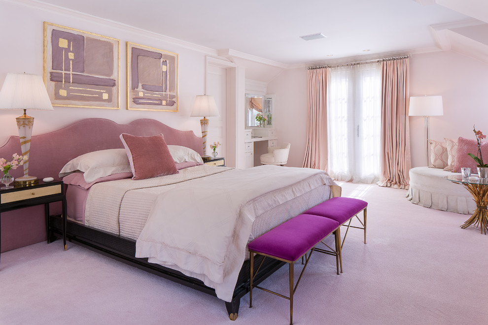 На фото: большая хозяйская спальня в классическом стиле с розовыми стенами, ковровым покрытием и розовым полом без камина с