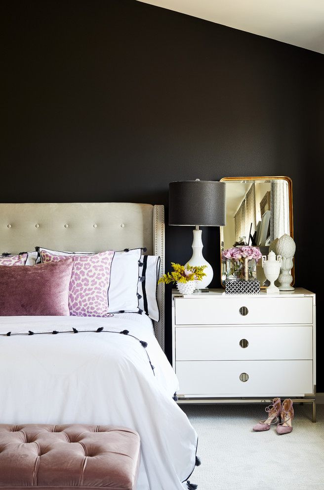 Idée de décoration pour une chambre parentale grise et rose tradition avec un mur noir.