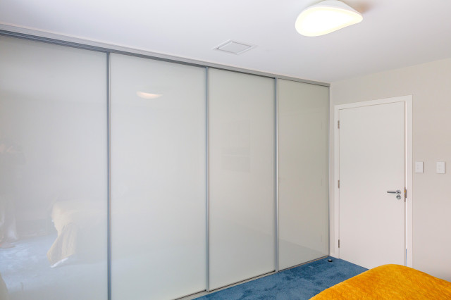 Back Painted Glass Sliding Wardrobe Doors Contemporain Chambre Auckland Par Spin Design