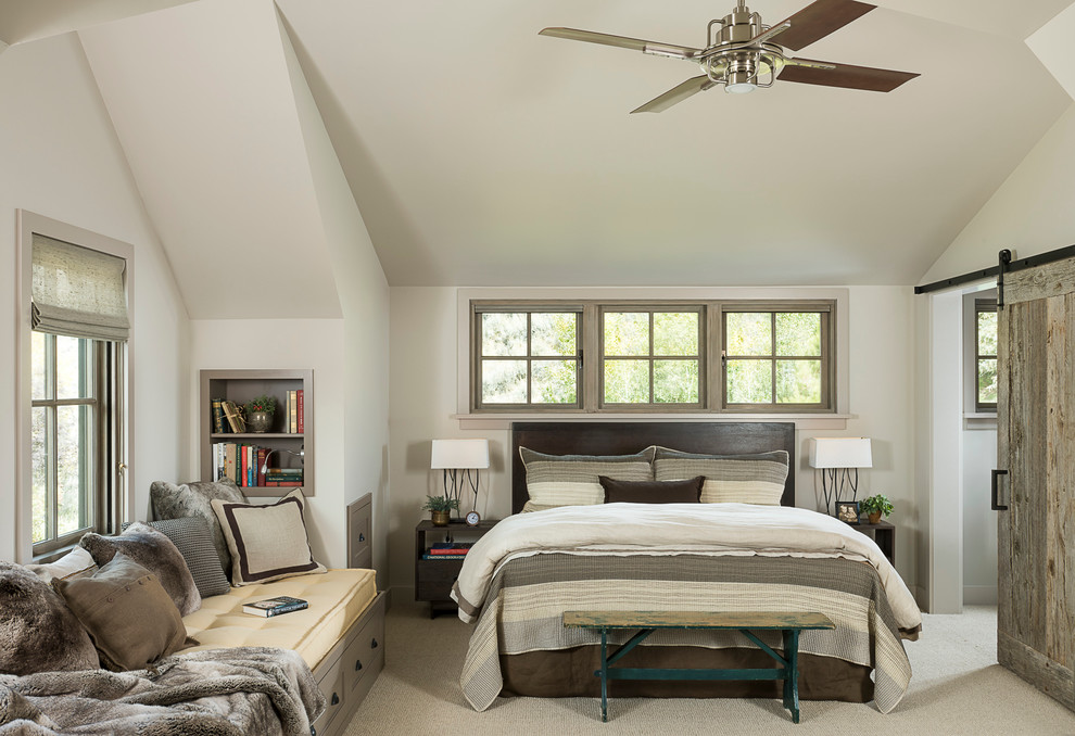 Rustikales Schlafzimmer mit weißer Wandfarbe und Teppichboden in Sonstige
