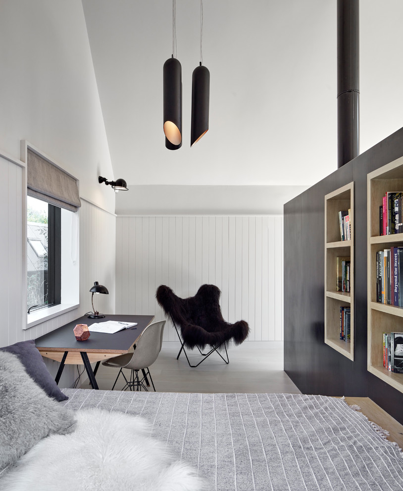 Идея дизайна: гостевая спальня среднего размера, (комната для гостей) в современном стиле с светлым паркетным полом, серым полом и белыми стенами