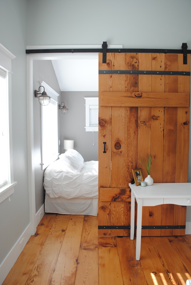 На фото: спальня в стиле рустика с серыми стенами с