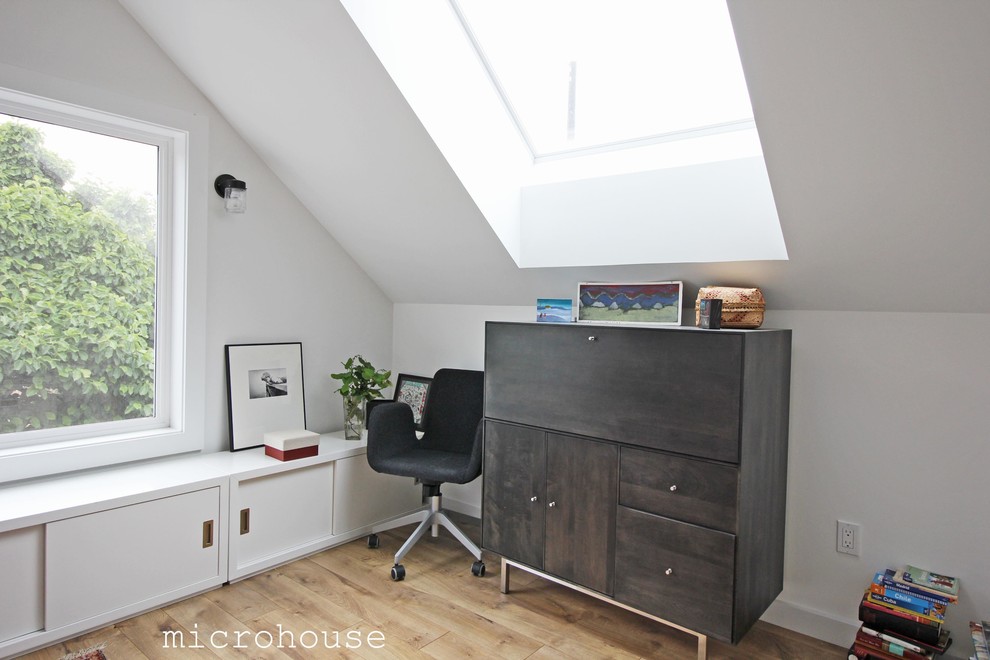 Kleines Modernes Gästezimmer mit weißer Wandfarbe und hellem Holzboden in Seattle