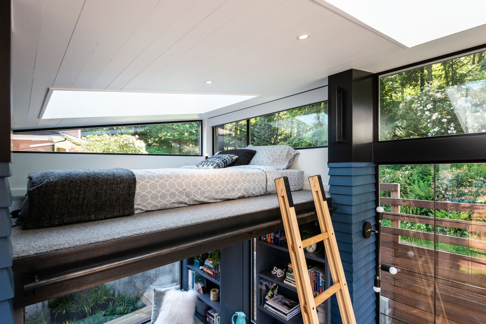 Идея дизайна: спальня на антресоли в современном стиле с белыми стенами и серым полом