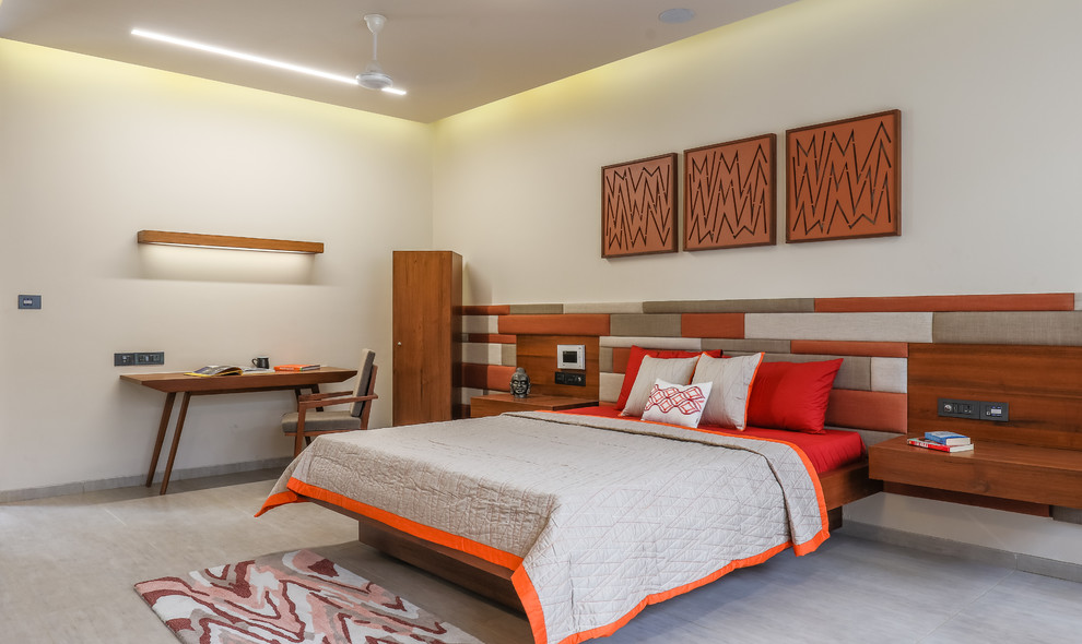 アフマダーバードにあるコンテンポラリースタイルのおしゃれな寝室 (白い壁、暖炉なし、グレーの床)