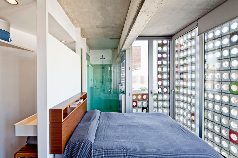 Modelo de dormitorio principal urbano de tamaño medio sin chimenea con paredes blancas