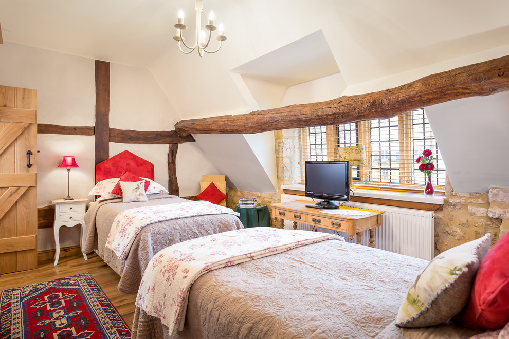 Imagen de habitación de invitados de estilo de casa de campo de tamaño medio con suelo de madera en tonos medios