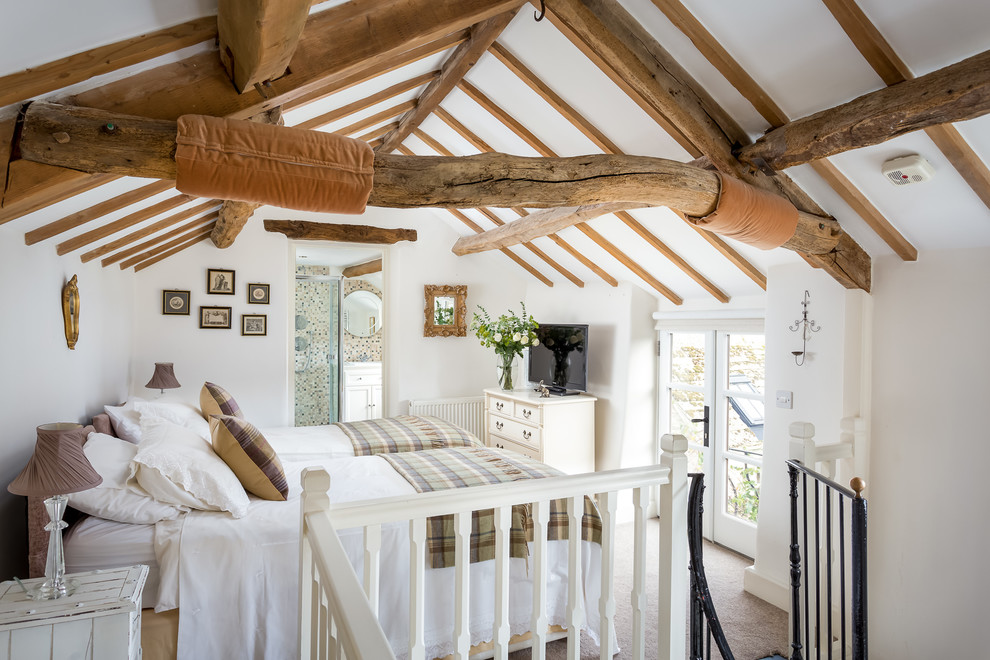 Kleines Landhausstil Schlafzimmer im Dachboden im Loft-Style mit weißer Wandfarbe und Teppichboden in Gloucestershire