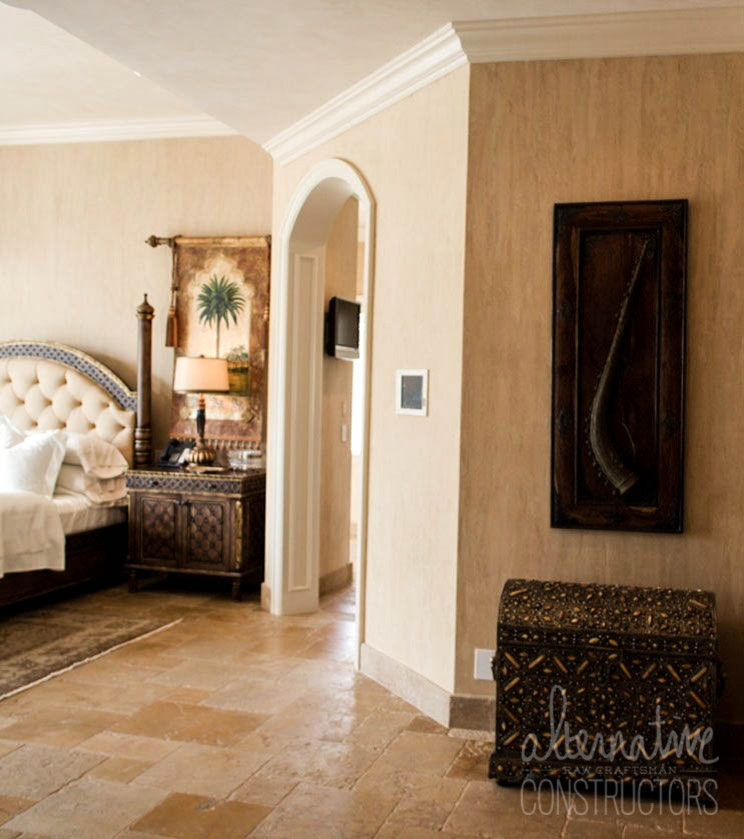 Idee per una camera matrimoniale mediterranea con pareti beige