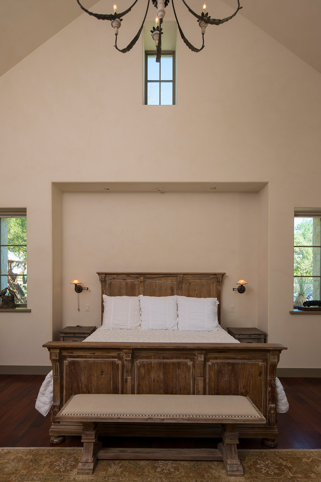 Foto de dormitorio principal de tamaño medio con paredes beige, suelo de madera oscura y suelo marrón