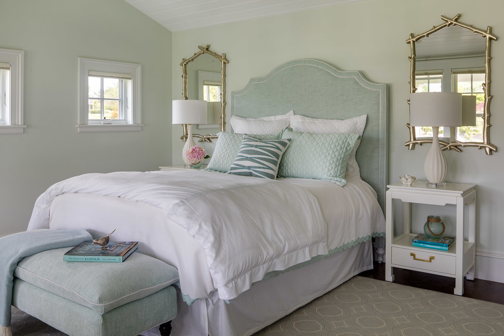 Стильный дизайн: гостевая спальня (комната для гостей) в морском стиле с зелеными стенами, темным паркетным полом и коричневым полом - последний тренд