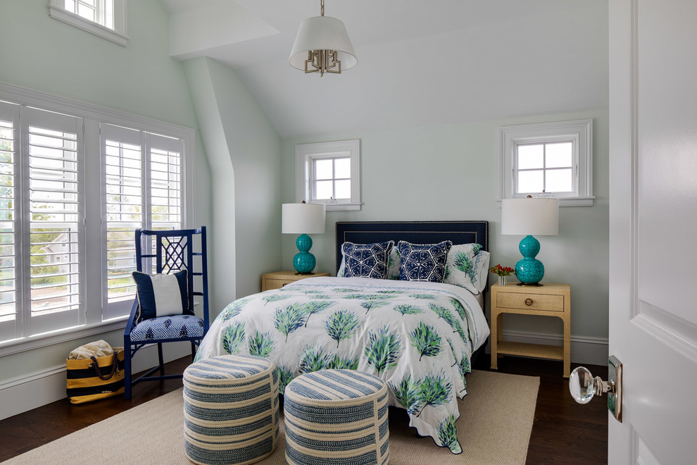 Diseño de habitación de invitados costera con paredes verdes, suelo de madera oscura y suelo marrón