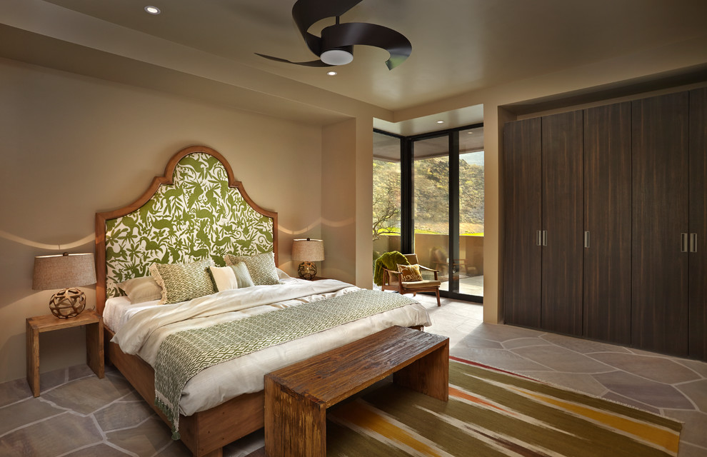 На фото: большая хозяйская спальня в стиле фьюжн с полом из известняка, коричневым полом и коричневыми стенами