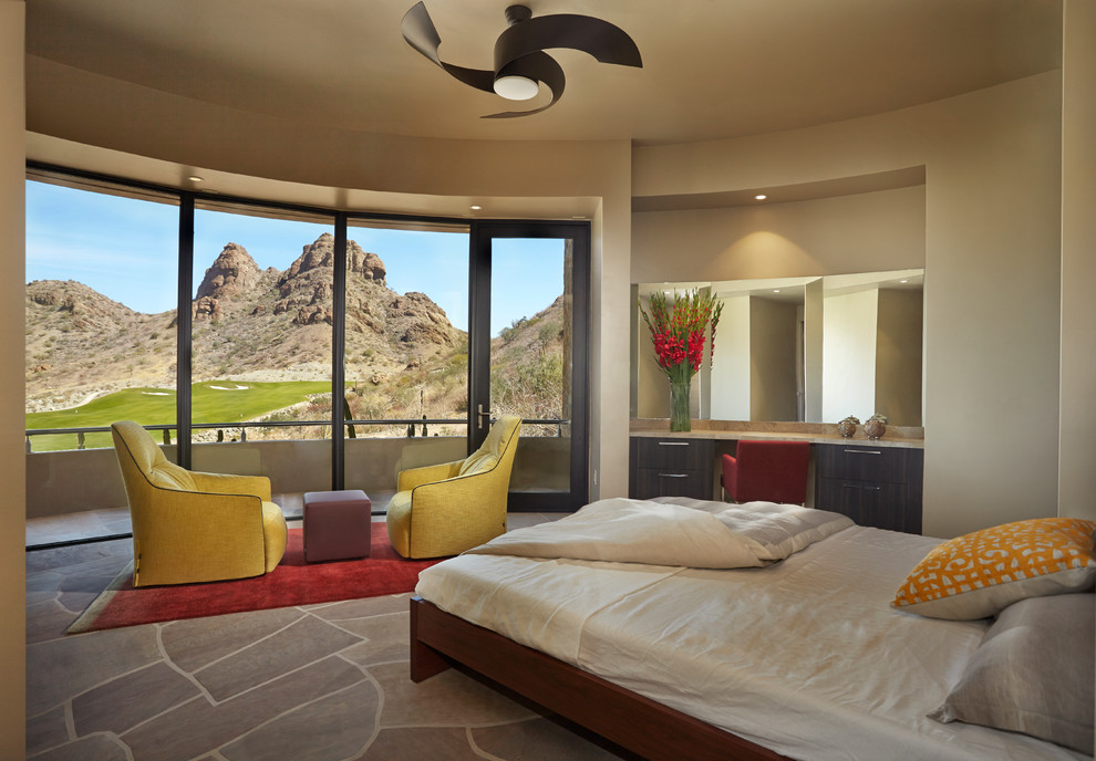 Großes Mediterranes Schlafzimmer mit beiger Wandfarbe, Kalkstein und braunem Boden in Sonstige