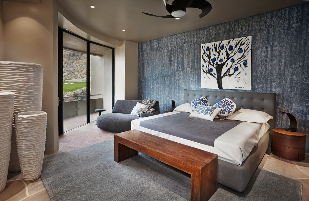 Diseño de dormitorio principal de estilo americano grande con paredes beige, suelo de piedra caliza y suelo marrón