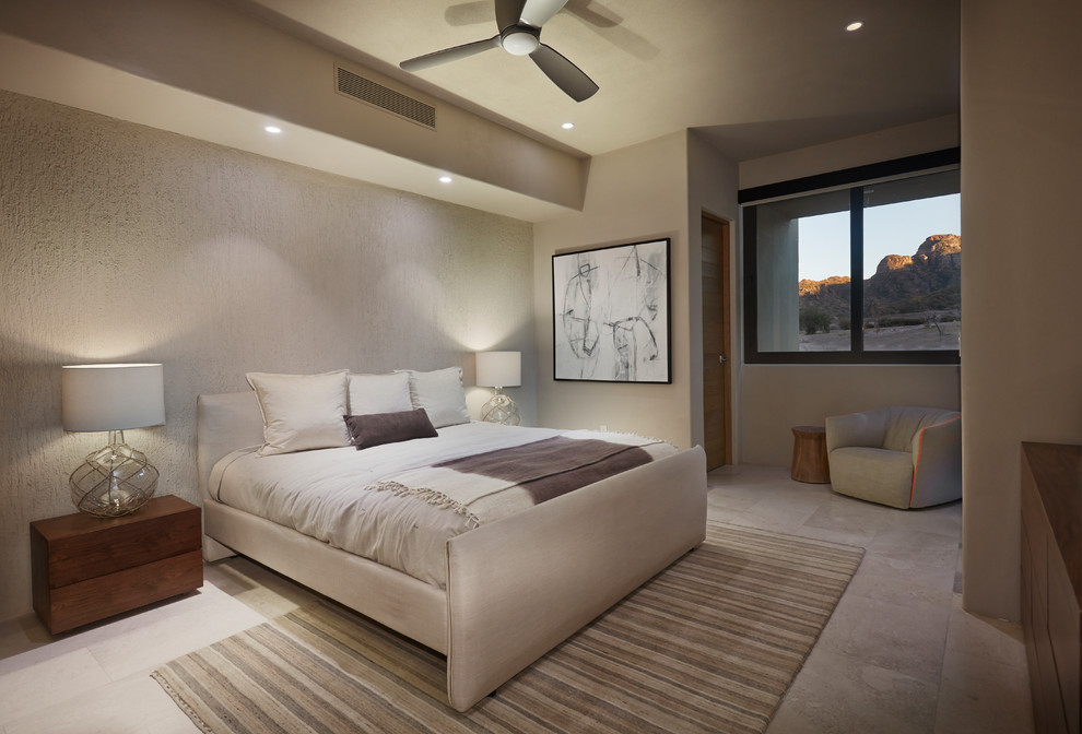 Foto de dormitorio principal de estilo americano grande sin chimenea con paredes beige, suelo de baldosas de porcelana y suelo gris