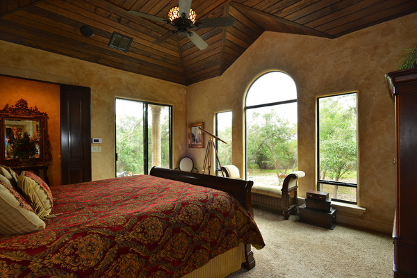 Пример оригинального дизайна: большая хозяйская спальня в средиземноморском стиле с коричневыми стенами и ковровым покрытием