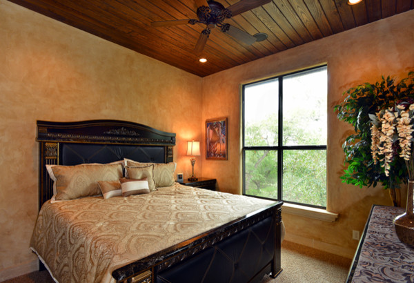 Идея дизайна: большая гостевая спальня (комната для гостей) в средиземноморском стиле с коричневыми стенами и ковровым покрытием