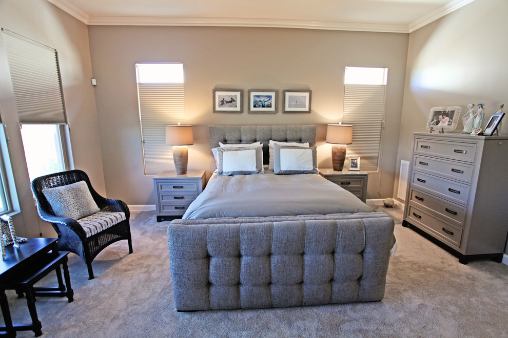 Modelo de dormitorio principal actual grande sin chimenea con paredes grises, moqueta y suelo beige
