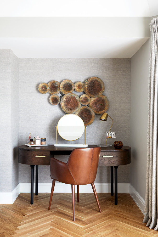 Großes Modernes Hauptschlafzimmer mit grauer Wandfarbe, braunem Holzboden, gewölbter Decke und Tapetenwänden in London