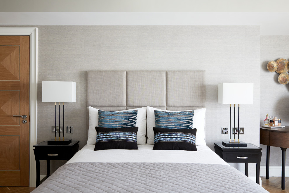Свежая идея для дизайна: большая хозяйская спальня в современном стиле с серыми стенами, паркетным полом среднего тона, сводчатым потолком и обоями на стенах - отличное фото интерьера