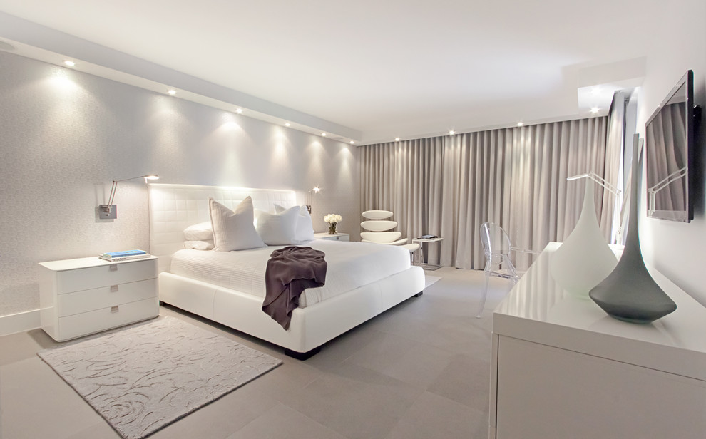 Imagen de dormitorio principal moderno de tamaño medio con paredes blancas y suelo de baldosas de porcelana