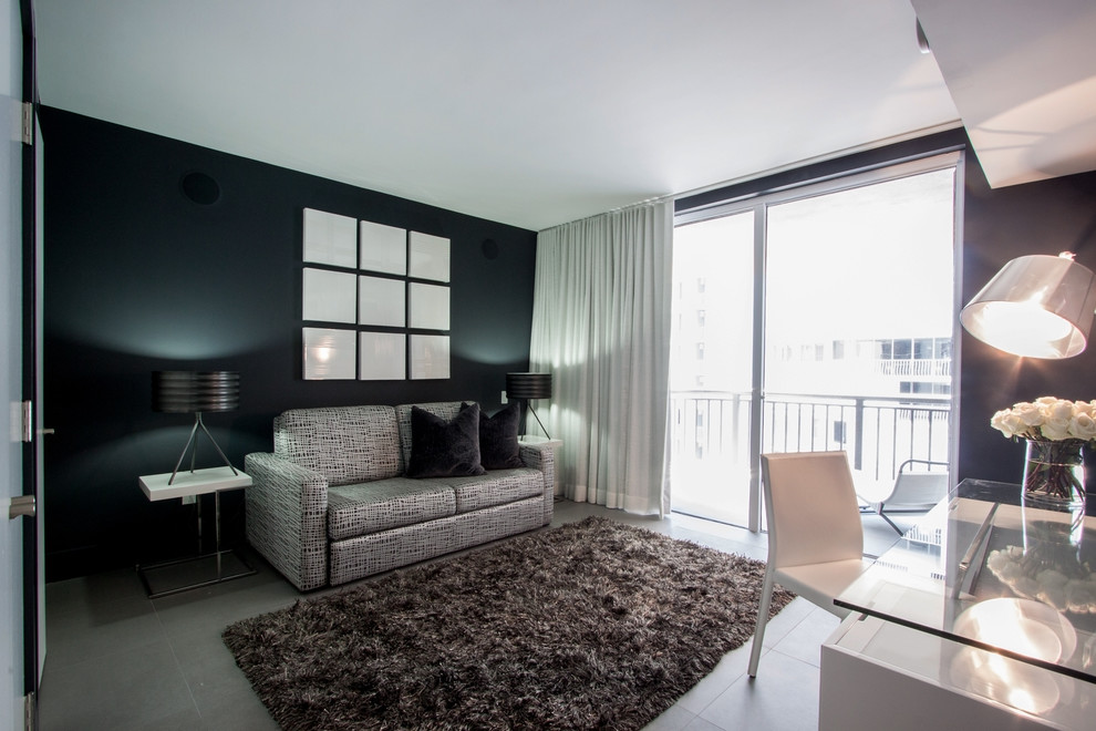 Cette image montre une chambre d'amis minimaliste de taille moyenne avec un mur noir et un sol en carrelage de porcelaine.