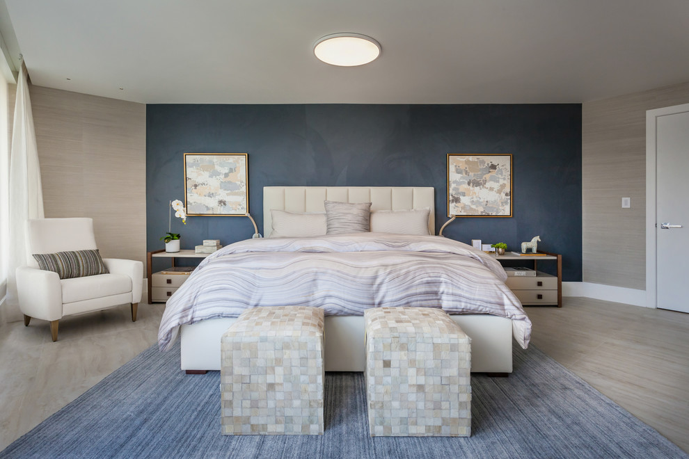 Modern inredning av ett stort sovrum, med klinkergolv i keramik, beiget golv och blå väggar
