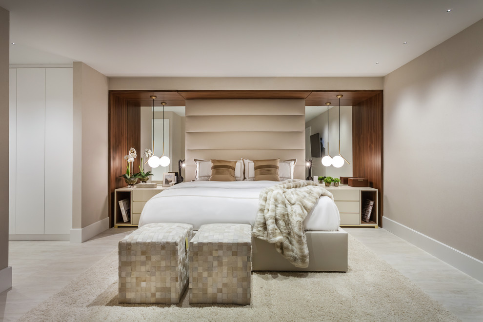 Стильный дизайн: большая хозяйская спальня в современном стиле с бежевыми стенами, полом из керамической плитки и бежевым полом без камина - последний тренд