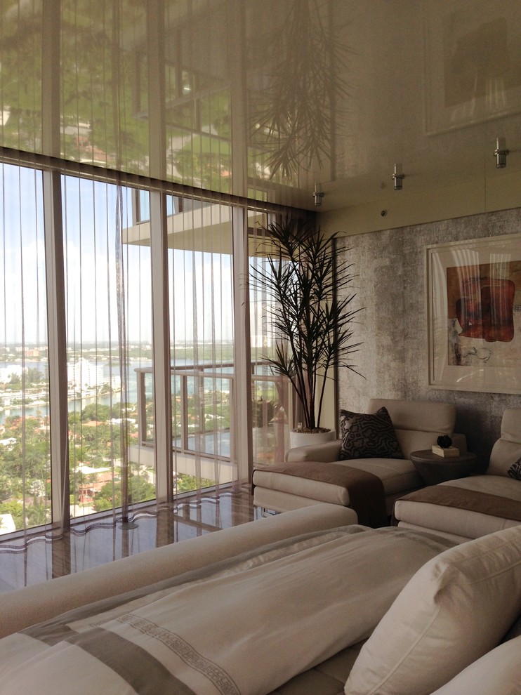 Mittelgroßes Modernes Hauptschlafzimmer ohne Kamin mit grauer Wandfarbe und Marmorboden in Miami