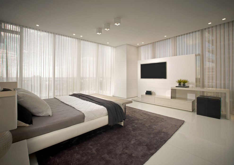 Idee per una camera matrimoniale contemporanea di medie dimensioni con pareti beige e pavimento con piastrelle in ceramica