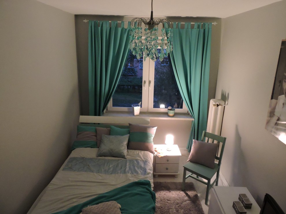 Immagine di una camera da letto minimalista di medie dimensioni con pareti grigie, pavimento in legno verniciato e nessun camino