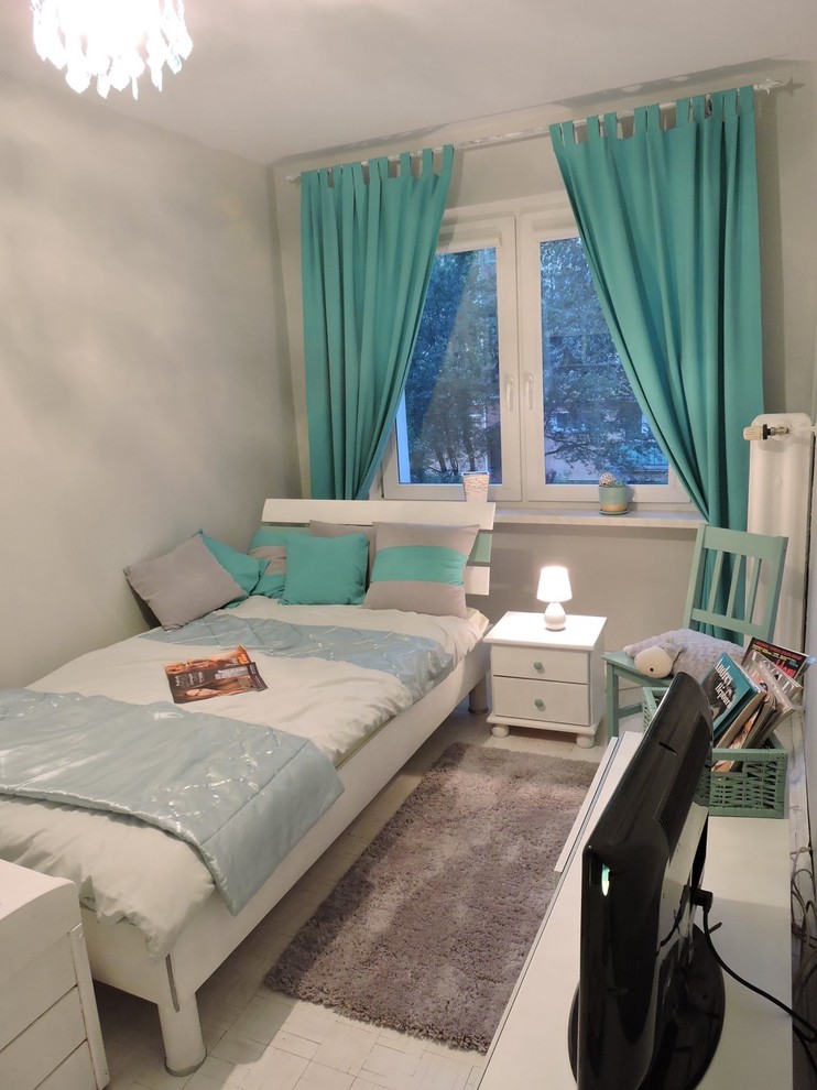 Diseño de dormitorio minimalista de tamaño medio sin chimenea con paredes grises y suelo de madera pintada