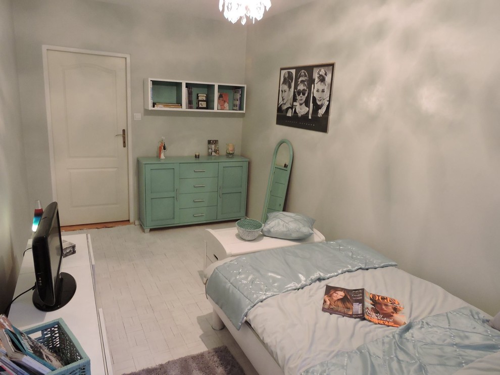 Cette photo montre une chambre moderne de taille moyenne avec un mur gris, parquet peint et aucune cheminée.