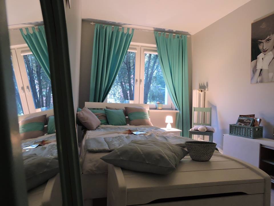 Foto de dormitorio minimalista de tamaño medio sin chimenea con paredes grises