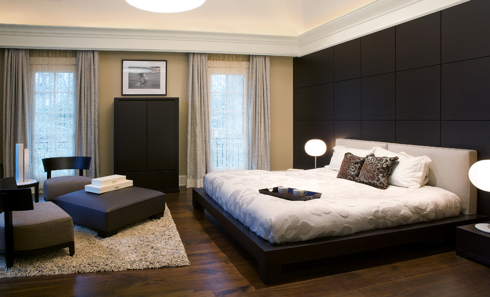 Diseño de dormitorio principal contemporáneo sin chimenea con paredes beige y suelo de madera oscura