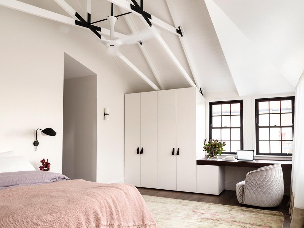 Modernes Hauptschlafzimmer mit weißer Wandfarbe und dunklem Holzboden in Sydney