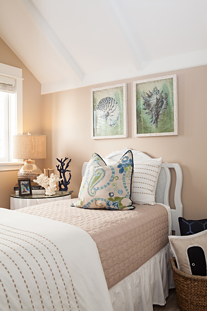 Свежая идея для дизайна: маленькая гостевая спальня (комната для гостей) в морском стиле с бежевыми стенами и полом из керамической плитки без камина для на участке и в саду - отличное фото интерьера