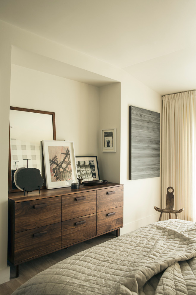 Großes Modernes Hauptschlafzimmer mit hellem Holzboden, beiger Wandfarbe und Tapetenwänden in San Francisco