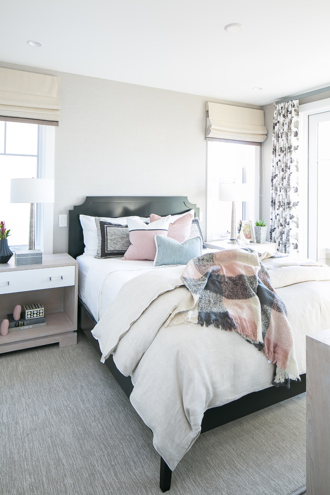 На фото: гостевая спальня (комната для гостей) в классическом стиле с серыми стенами и светлым паркетным полом с
