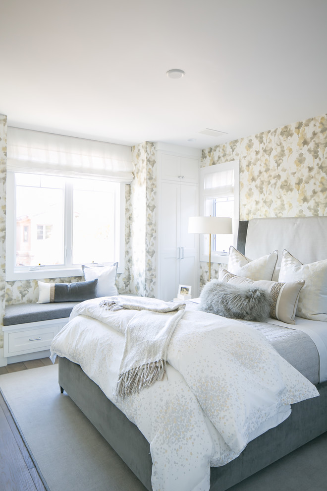 Стильный дизайн: гостевая спальня (комната для гостей) в стиле неоклассика (современная классика) с синими стенами, темным паркетным полом и коричневым полом - последний тренд