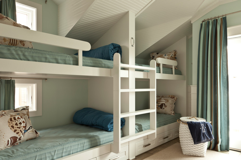 На фото: гостевая спальня (комната для гостей) в морском стиле с зелеными стенами без камина